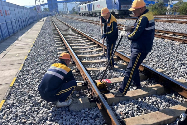 1700032953173962.jpg 对线路道夹板举行检查_副本.jpg