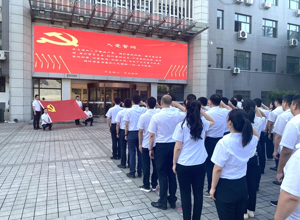 1656659139505975.jpg 3重温入党誓词.jpg