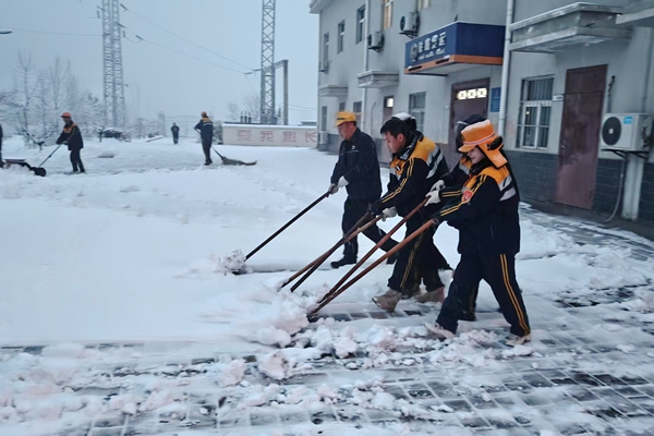 1767150269353624.jpg 扫除积雪_副本.jpg